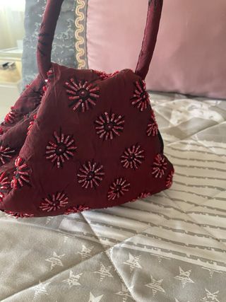 Bolso de mano con abalorios