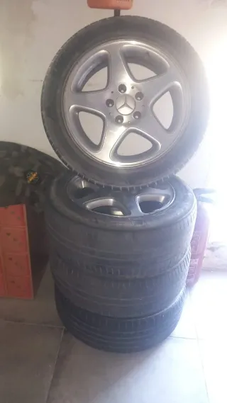 Ruedas de coche en buen estado
