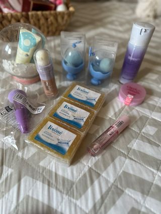 Lote cosméticos: perfumes, cremas, maquillaje