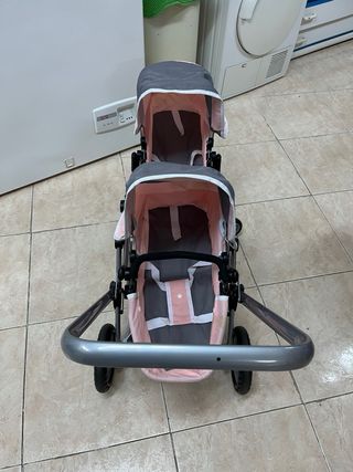 Coche de muñecas gemelas rosa y gris