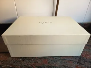 Sandalias BY FAR tacón transparente burdeos