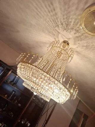 Lámpara de araña clásica dorada. Entregar en mano