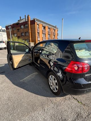 Volkswagen Golf negro