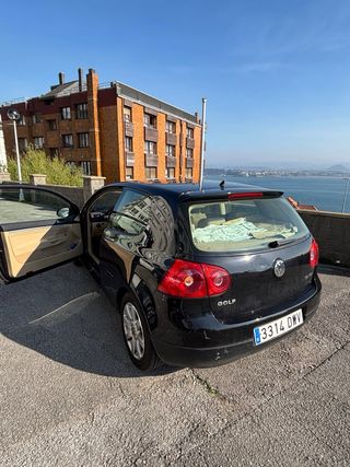 Volkswagen Golf negro