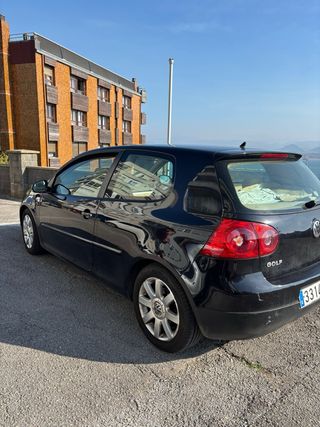 Volkswagen Golf negro