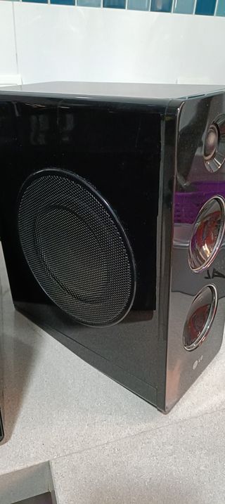 Radio CD LG con 2 altavoces y mando a distancia