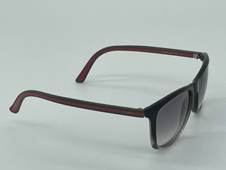 Gafas de sol Gucci negras y verdes