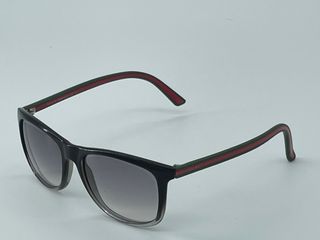 Gafas de sol Gucci negras y verdes