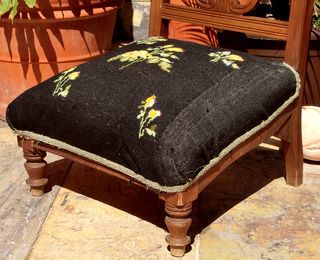 ANTIGUO RECLINATORIO MADERA TELA CON BORDADOS