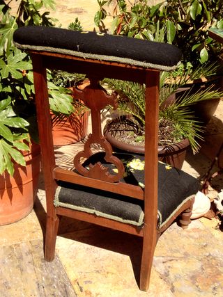 ANTIGUO RECLINATORIO MADERA TELA CON BORDADOS