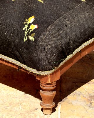 ANTIGUO RECLINATORIO MADERA TELA CON BORDADOS