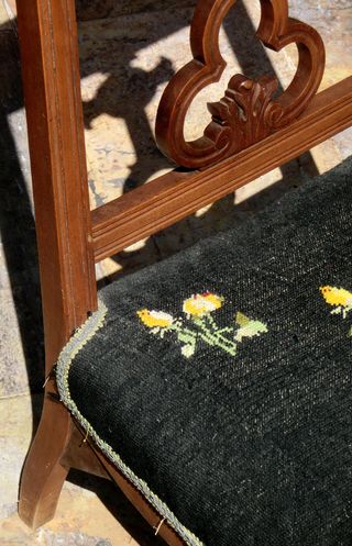 ANTIGUO RECLINATORIO MADERA TELA CON BORDADOS