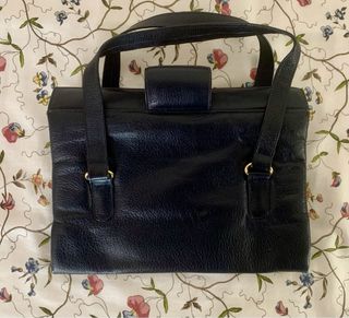 Borsa nera con dettagli oro