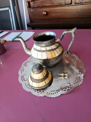 Tetera antigua de metal con incrustaciones