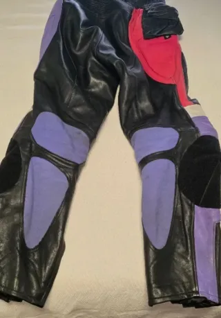 Pantalones de piel moto negros y morados