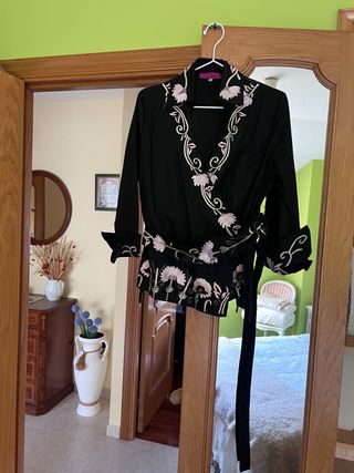 Blusa cruzada bordada negra y rosa