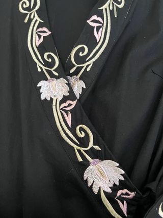 Blusa cruzada bordada negra y rosa