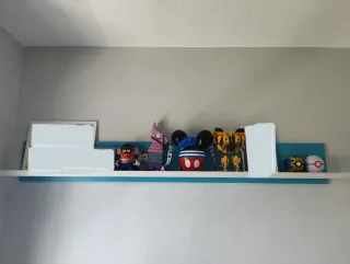 Cama nido con cajones, cómoda y estante.