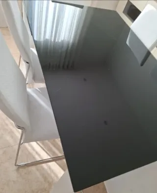 Mesa Comedor Cristal Negra y Sillas Blancas