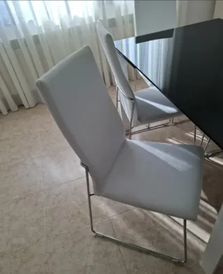 Mesa Comedor Cristal Negra y Sillas Blancas