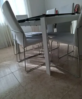 Mesa Comedor Cristal Negra y Sillas Blancas