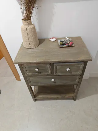 Mueble de entrada rústico de madera con espejo.