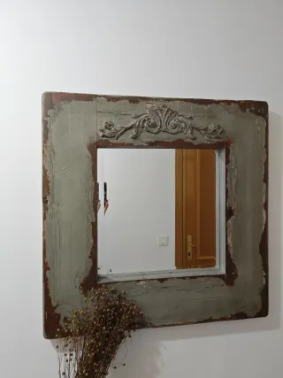 Mueble de entrada rústico de madera con espejo.