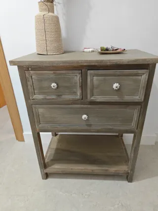 Mueble de entrada rústico de madera con espejo.