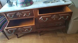 Cómoda de madera y mármol