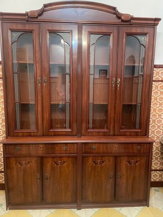 Mueble de salón de madera y cristal