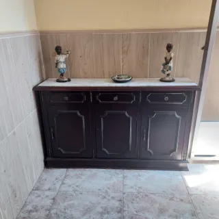 Mueble rústico con encimera de mármol