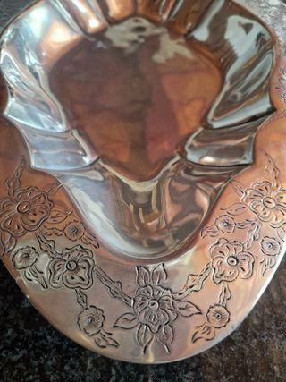 Fuente decorativa de metal plateado