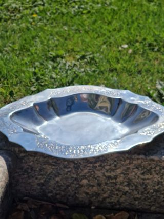 Fuente decorativa de metal plateado