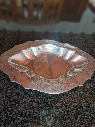 Fuente decorativa de metal plateado