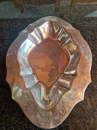 Fuente decorativa de metal plateado