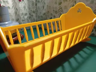 Cuna antigua para muñeca