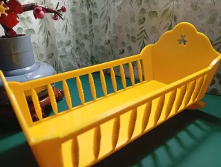 Cuna antigua para muñeca