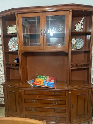 Mueble de madera con vitrina