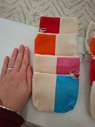 Monederos pequeños de colores