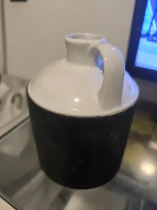Botella de cerámica con detalle de moneda
