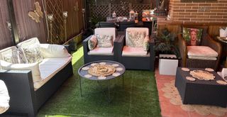 Conjunto Ratan Jardín Sofás y mesa negras.