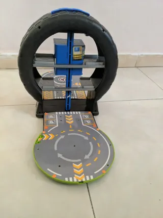 Juguete de carreras con rueda verde