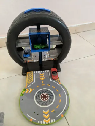 Juguete de carreras con rueda verde