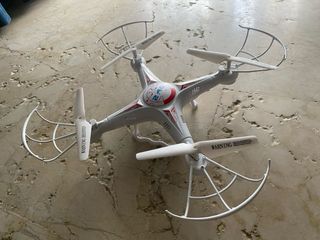 Dron blanco con 4 hélices