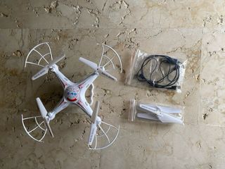 Dron blanco con 4 hélices