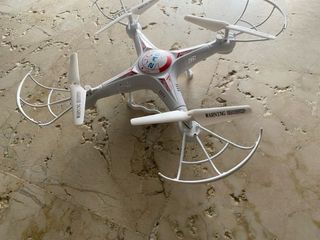 Dron blanco con 4 hélices