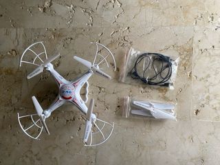 Dron blanco con 4 hélices