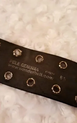 Cinto de cabedal preto com ilhós