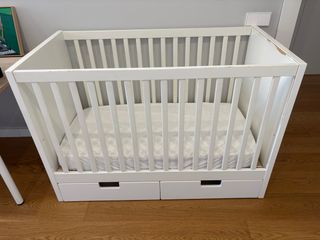 Cuna de madera blanca con cajones
