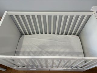 Cuna de madera blanca con cajones